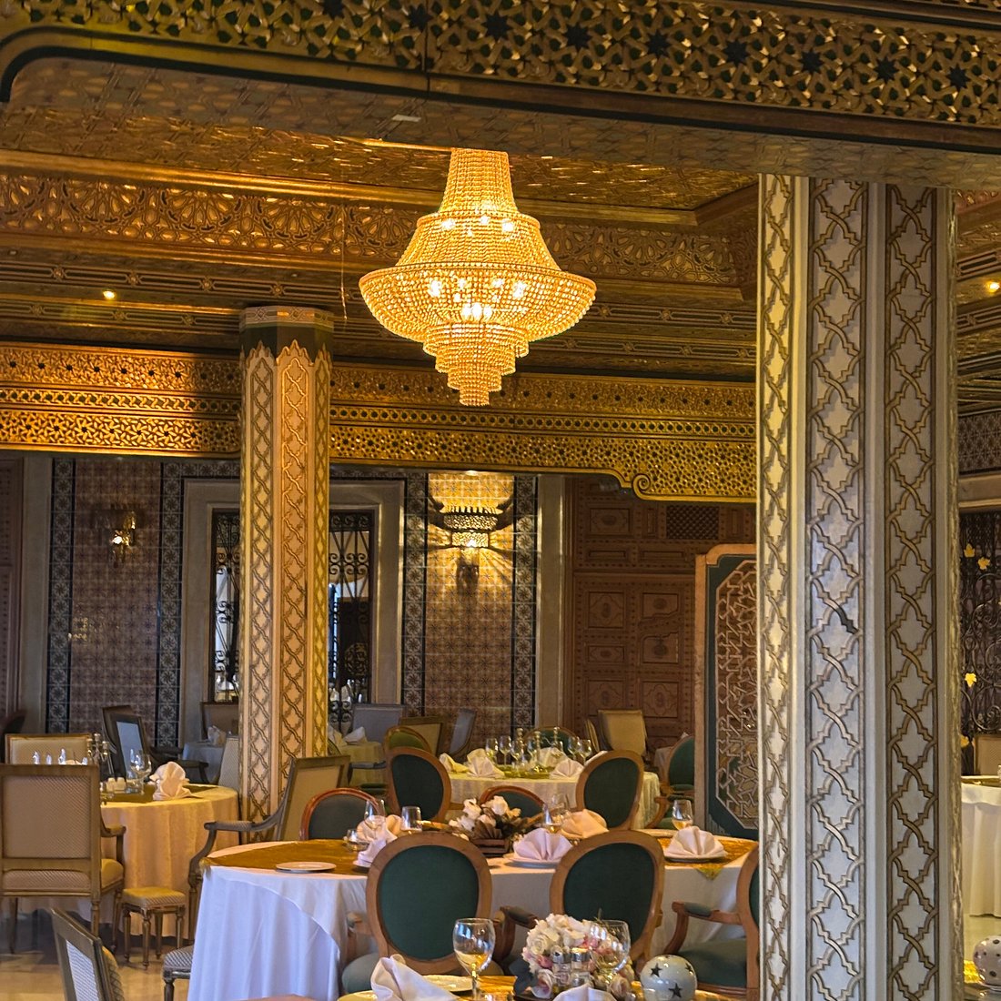 Salle du restaurant El Ferida, decor Mauresque doré, lustres en cristal, tables dressées